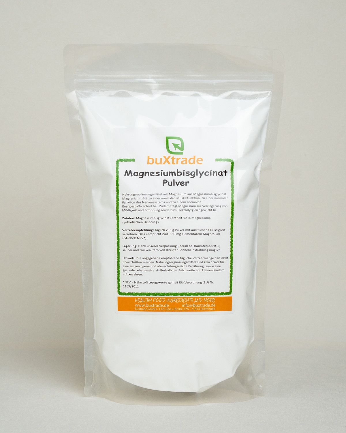 Bequemer Beutel mit buXtrade Magnesiumbisglycinat Pulver, weiß mit grüner und orangefarbener Beschriftung.
