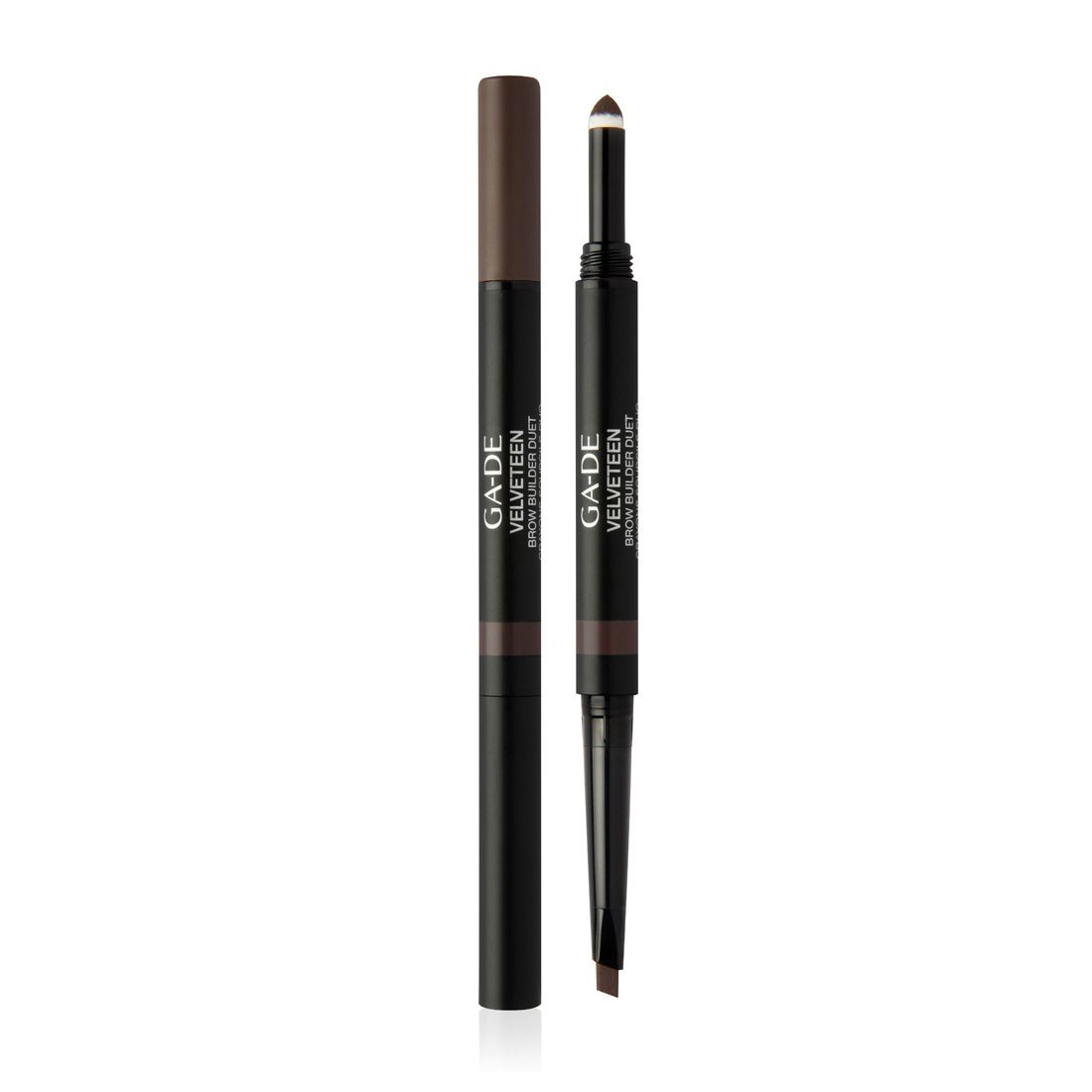 Zwei Stifte. Ga-De Velveteen Brow Builder Duet. Dunkelbraune Mine und Bürste. Schwarze Stifte mit Produktnamen.
