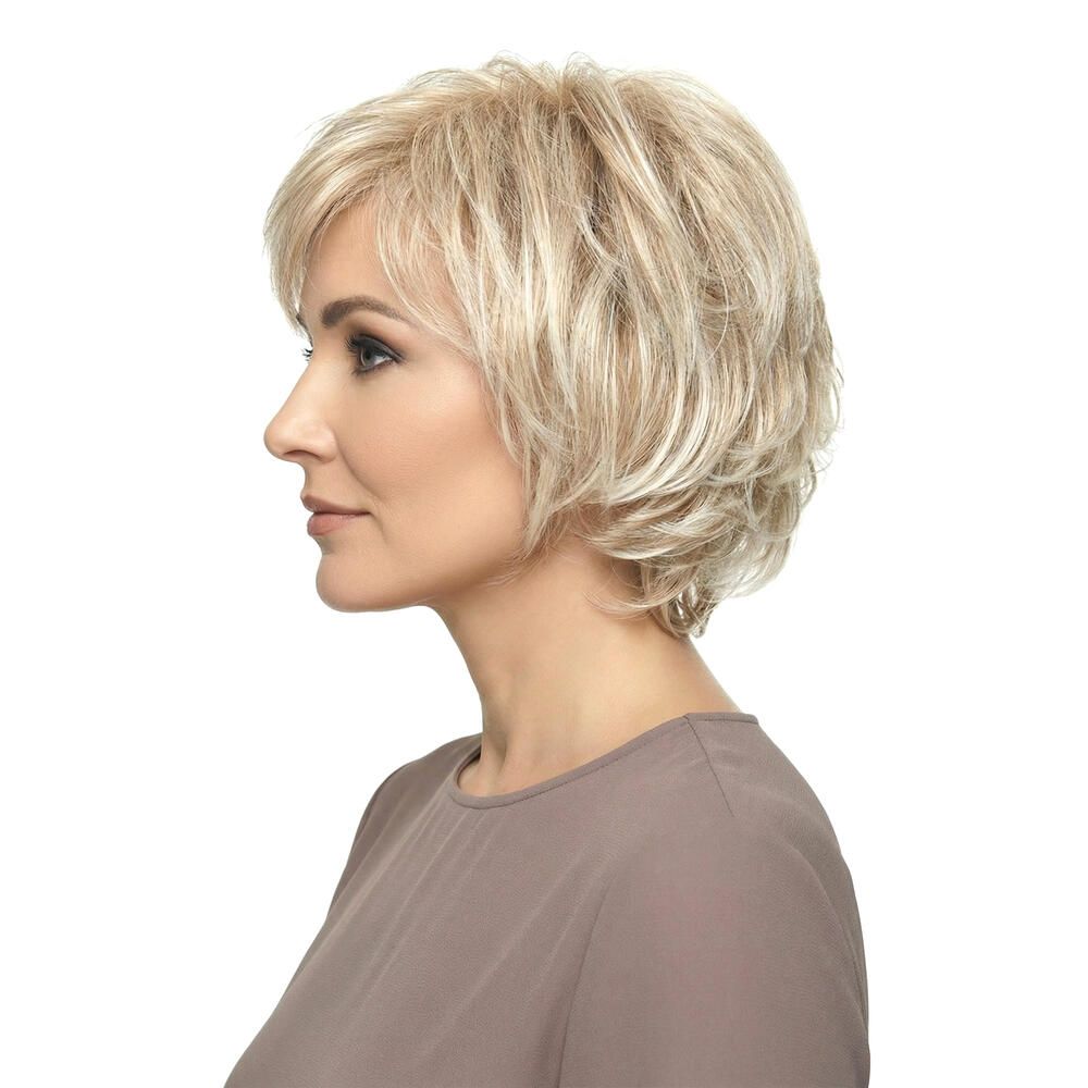 Blond gefärbte Perücke mit kurzem, gewelltem Schnitt. Seitenansicht einer Frau mit braunem Oberteil.