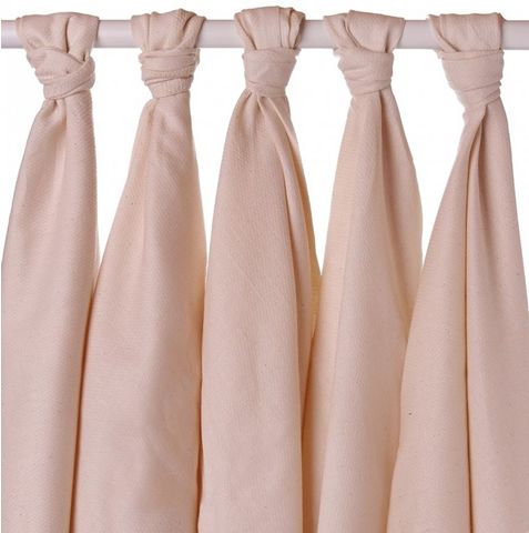 Fünf beige Stoffwindeln, an einer Stange aufgehängt. Jede Windel ist geknotet. Baumwollstoff mit sichtbarer Struktur.