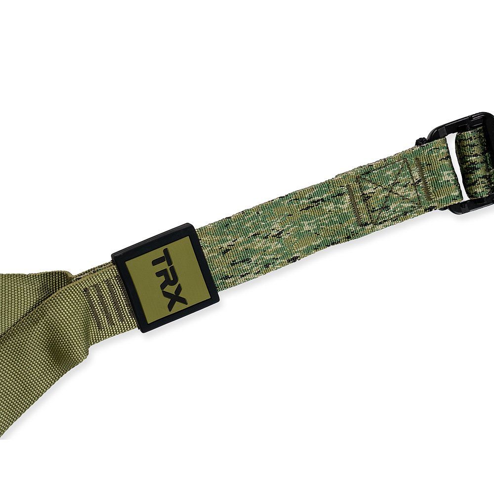 Nahaufnahme des TRX-Schlingentrainers mit Camouflage-Muster und schwarzem Logo.