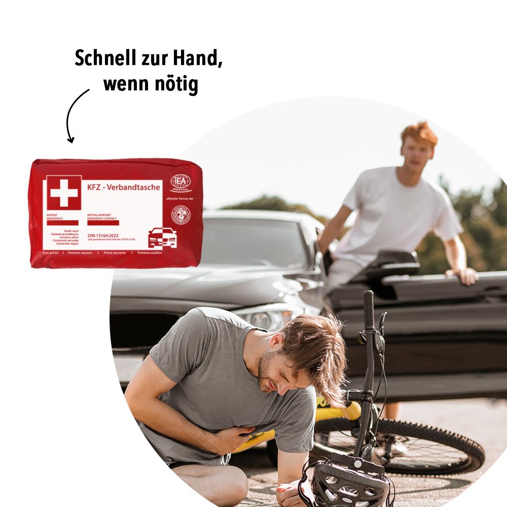 Mann am Unfallort mit roter KFZ-Verbandtasche. Text: Schnell zur Hand, wenn nötig.