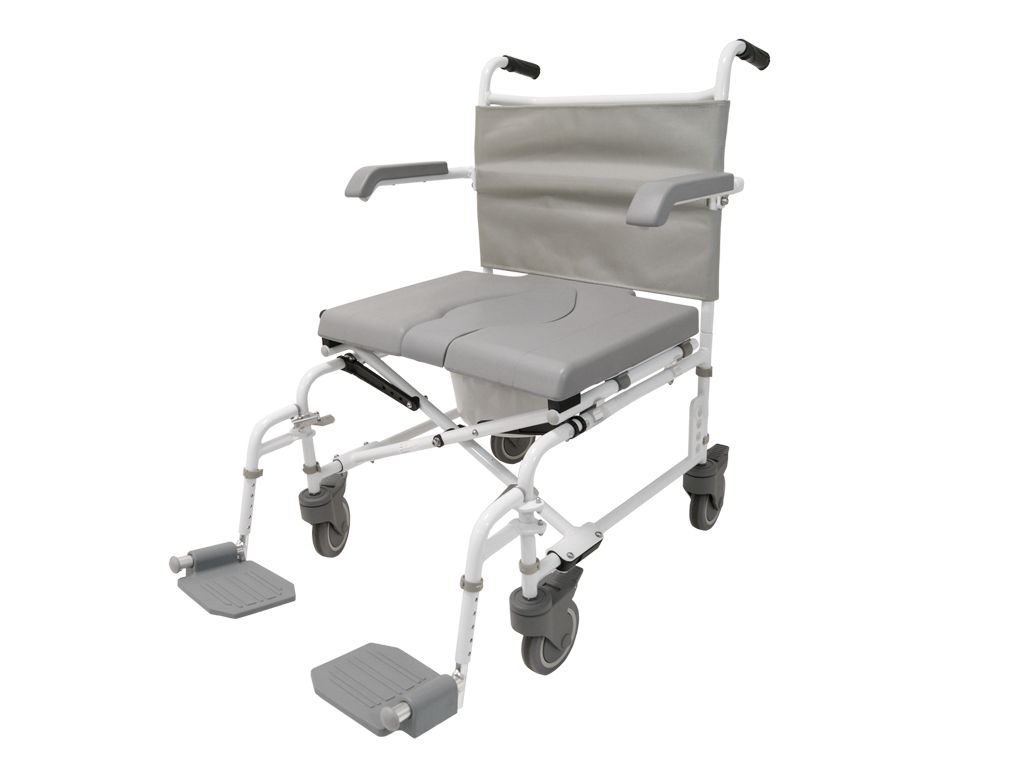 Dusch-Toilettenrollstuhl mit grauer Sitzfläche, Rückenlehne und Armlehnen. Weißes Gestell, vier Räder, Fußstützen.