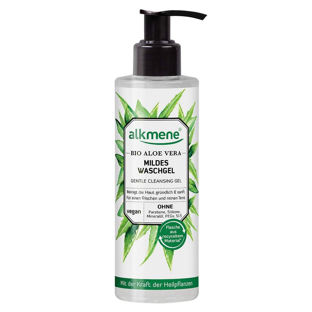 Klarflüssiges Waschgel in einer Flasche mit schwarzem Pumpverschluss. Aufschrift: Alkmene Bio Aloe Vera Mildes Waschgel.