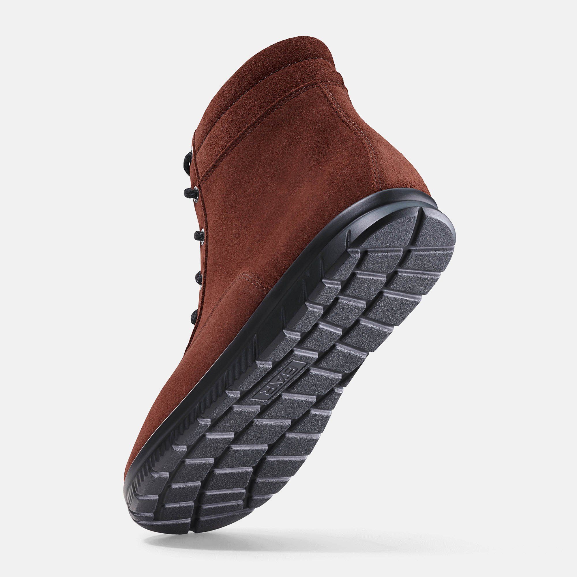 Rote Damen-Stiefeletten aus Wildleder, Rückansicht mit Profilsohle.