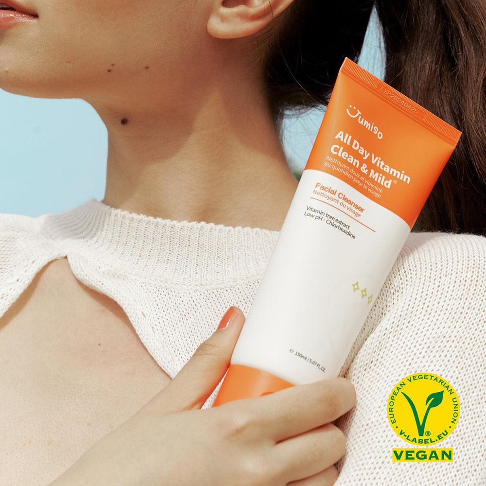 Person hält eine Tube "JUMISO All Day Vitamin Clean & Mild". Vegan-Siegel sichtbar.