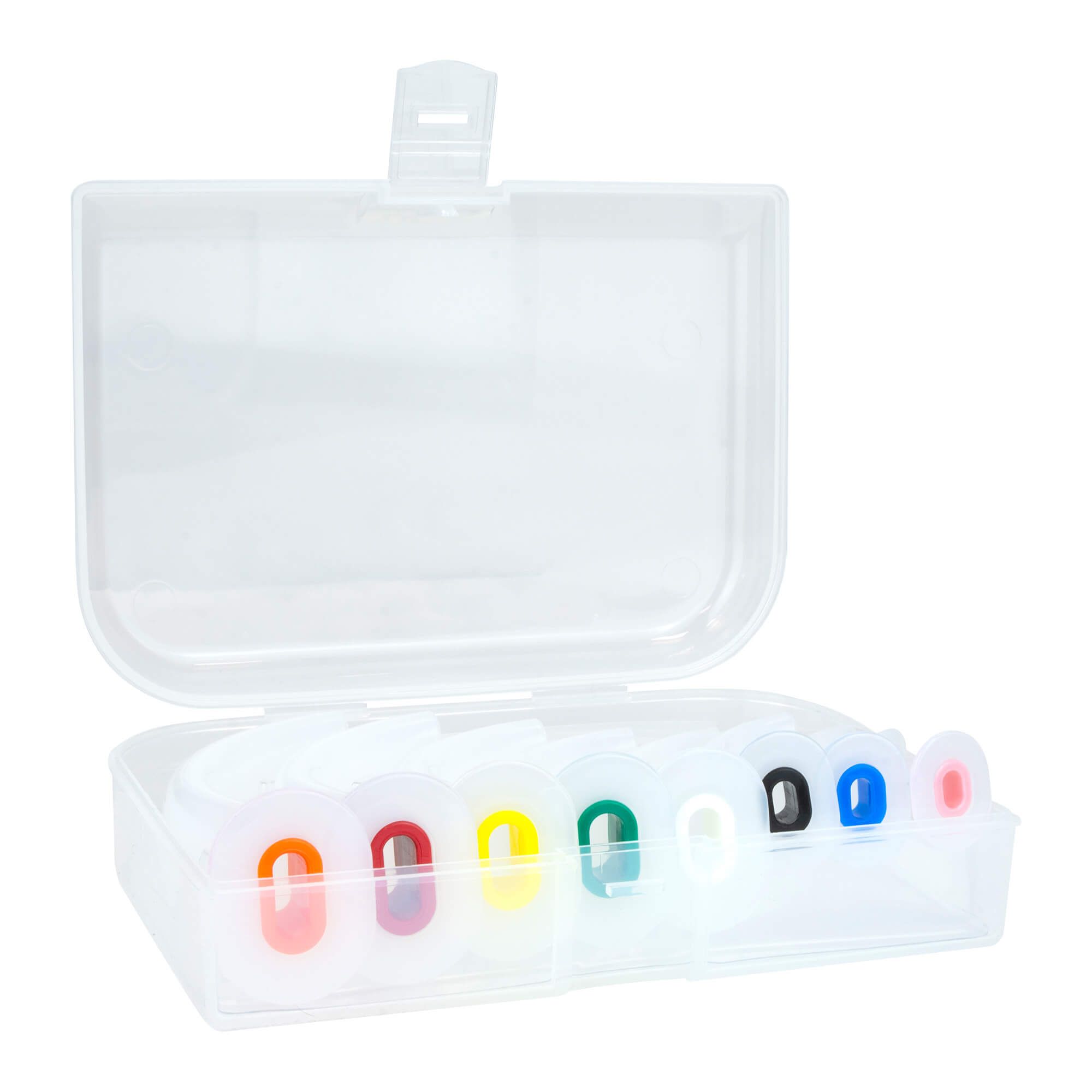 Transparente Kunststoffbox mit farbigen Guedel-Tuben. Geöffnete Box mit mehreren Tuben in verschiedenen Farben und Größen.