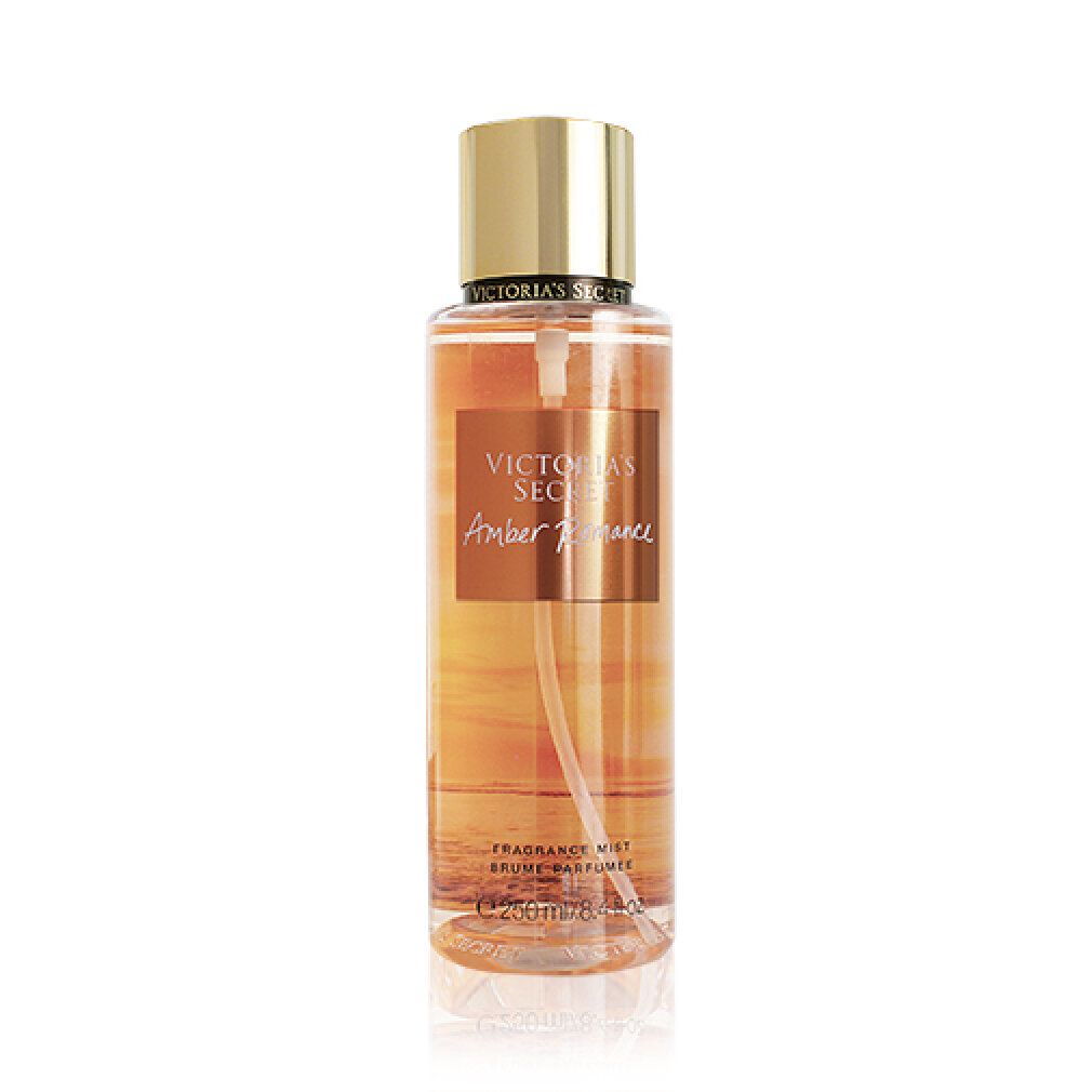Körpernebel-Flasche, Amber Romance. Goldfarbener Deckel, Sprühkopf. Etikett mit Produktnamen. Transparente Flüssigkeit.