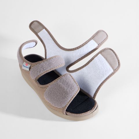 Beige Sandale mit Klettverschluss und atmungsaktivem Mesh-Obermaterial. Die Sohle ist profiliert.