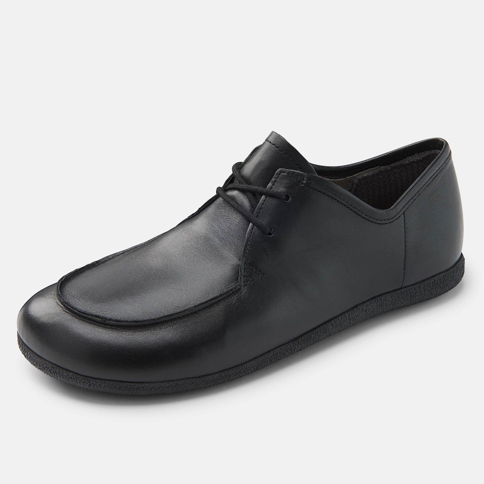 Schwarzer Schnürschuh, breite Passform. Glattes Leder, runde Zehenkappe, flache Sohle. Schnürsenkel. Schuh.