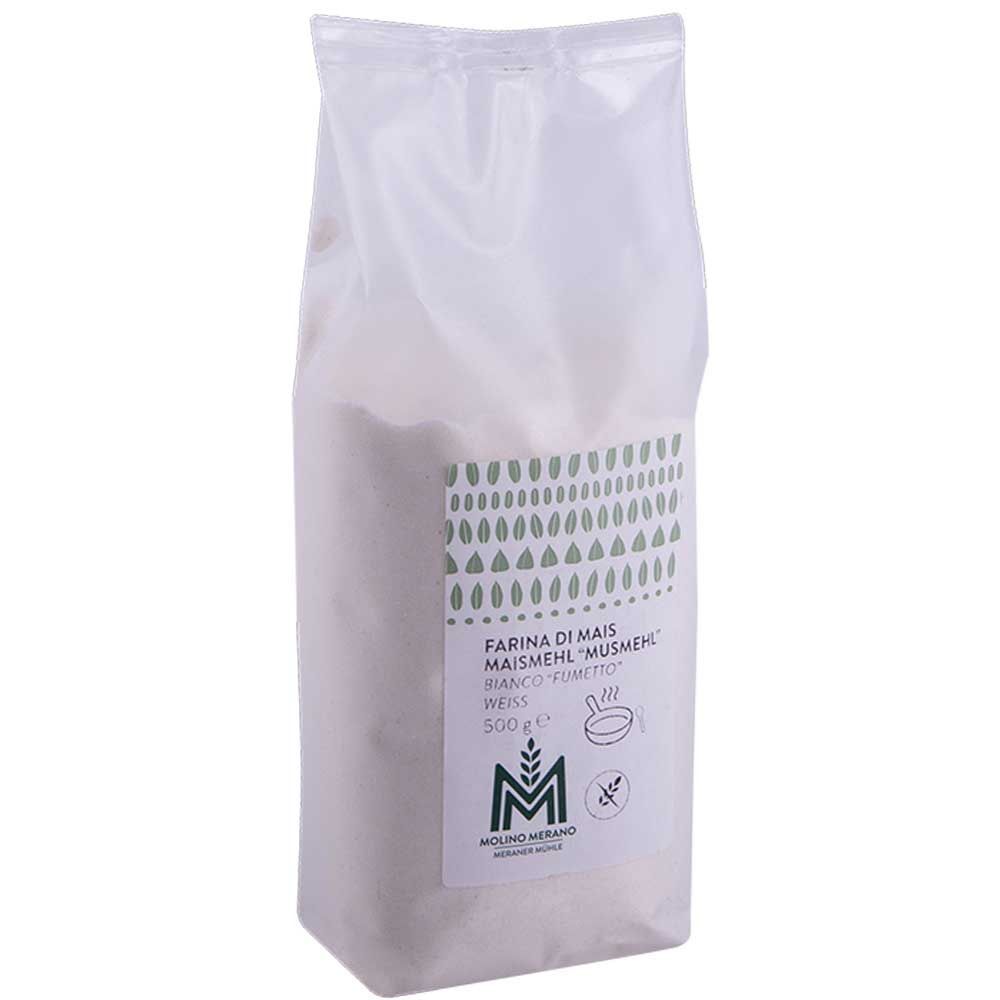 Transparente Tüte mit Maismehl. Aufdruck mit Produktbezeichnung, Logo und Gewichtsangabe. Marke: Molino Merano.