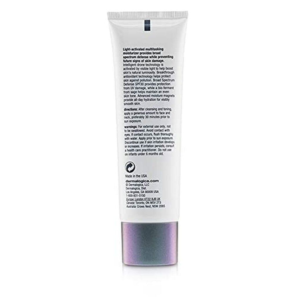Rückseite der Tube. Text: Light-activated multitasking moisturizer, Inhaltsstoffe, Warnhinweise, Herstellerinformationen.