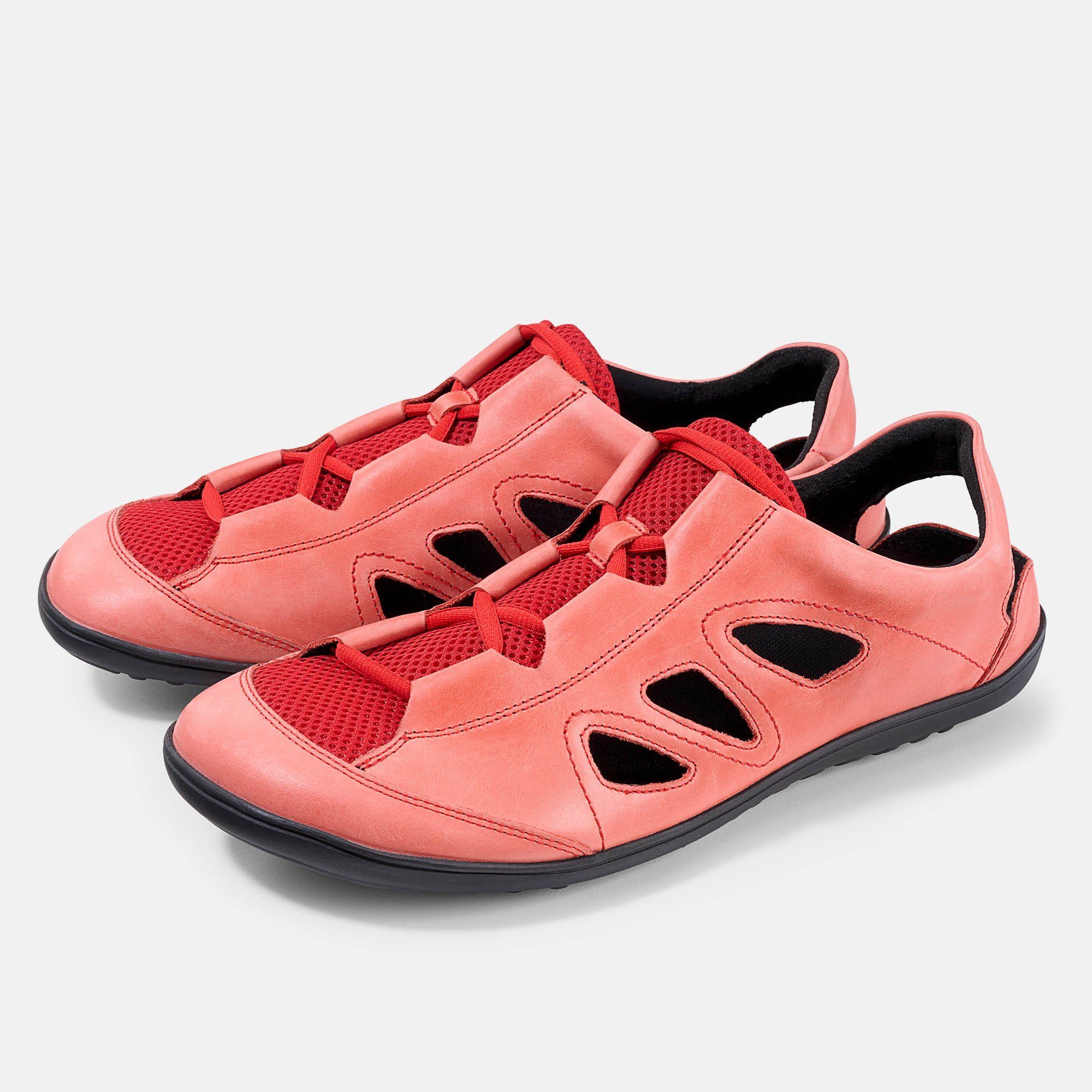 Zwei rote Sandalen mit Aussparungen und Schnürung. Schwarze Sohle. Mesh-Einsatz im Zehenbereich.