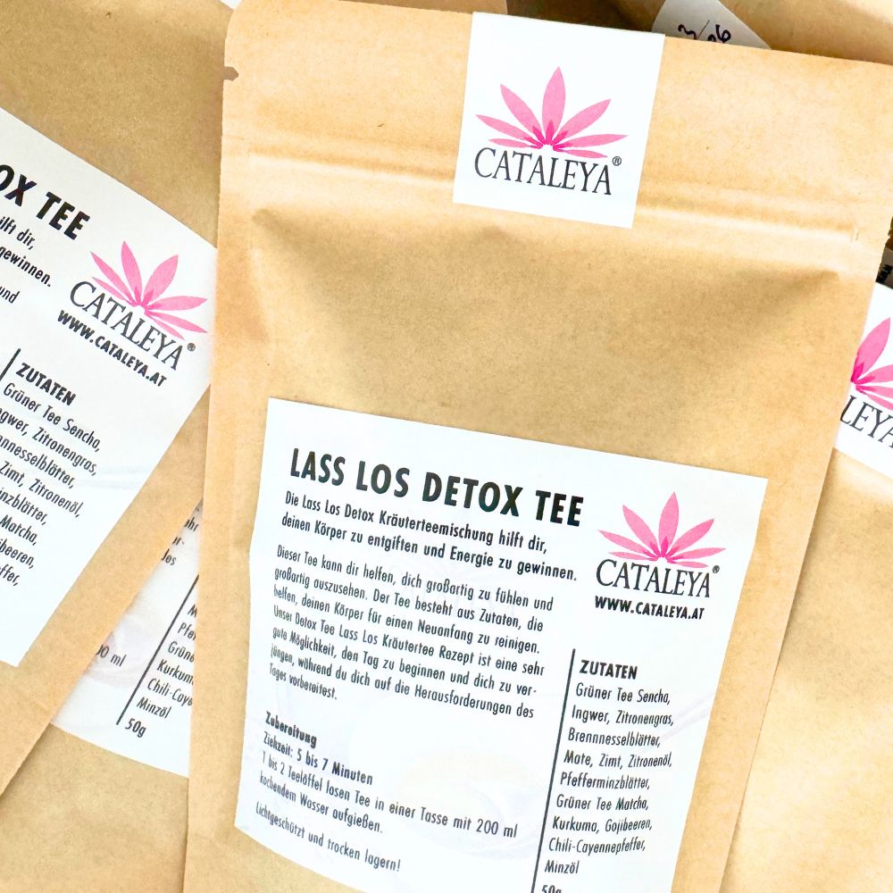 Braune Papiertüte mit dem Aufdruck 'Lass Los Detox Tee' und Zutatenliste. Marke: CATALEYA.