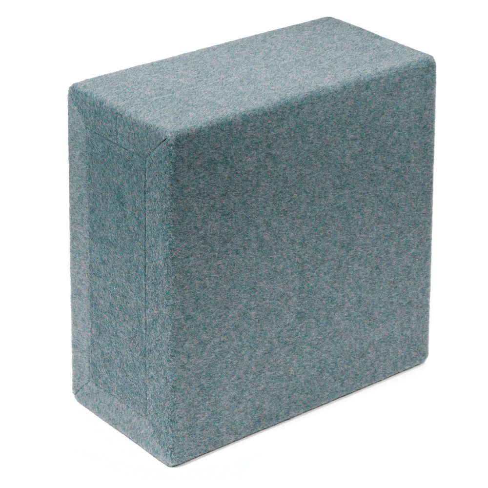 Grauer, rechteckiger Halb-Würfel aus Stoff. Abgerundete Kanten. Perspektivische Ansicht.