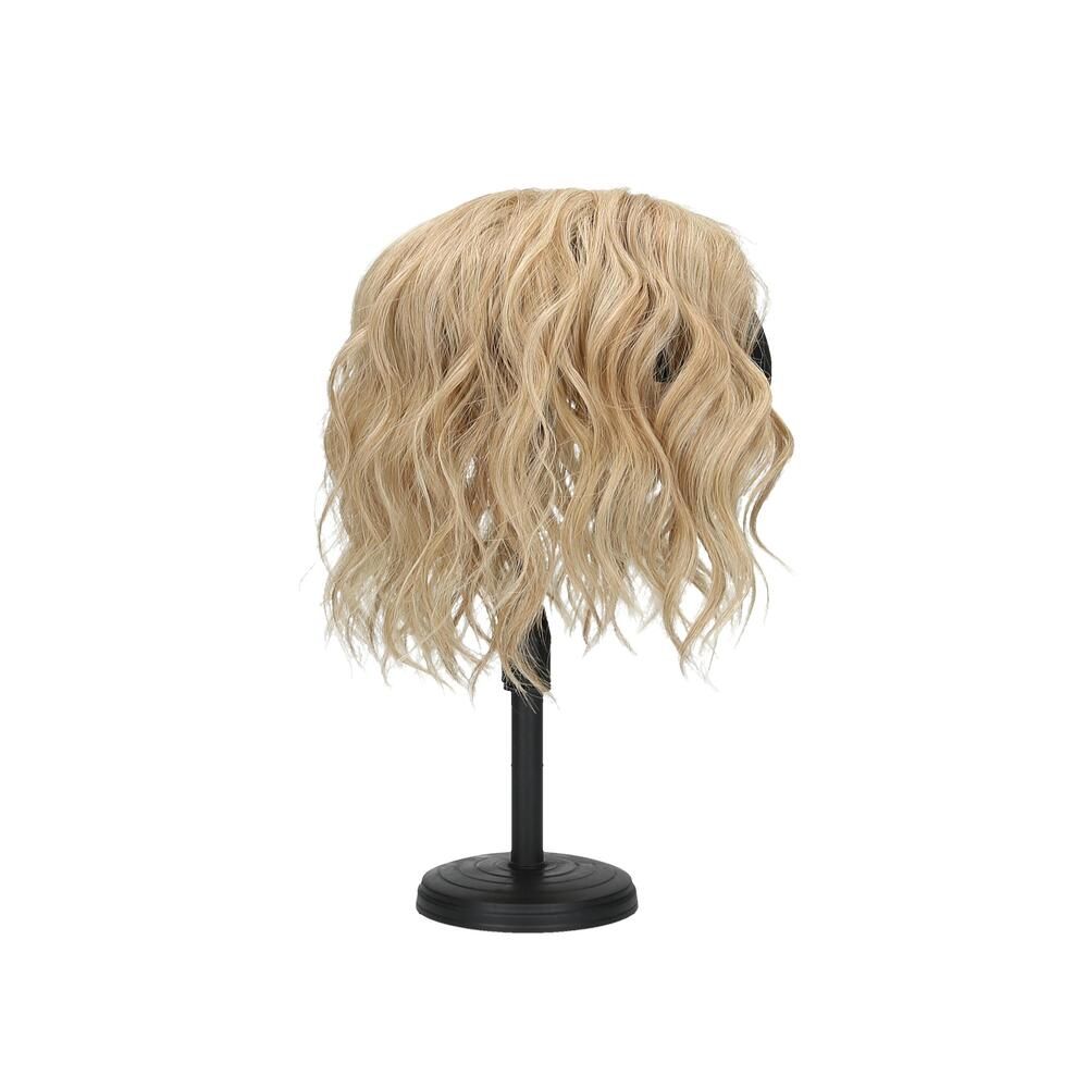 Blondes Haarteil auf einem schwarzen Ständer. Welliges Haar, das auf einem schwarzen Kopfstück befestigt ist.