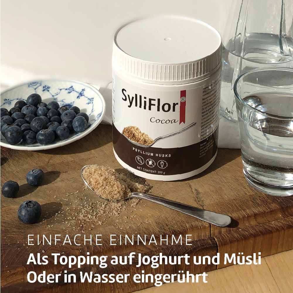 Produktbehälter, Blaubeeren, Glas Wasser. Text: Einfache Einnahme. Als Topping auf Joghurt oder in Wasser eingerührt.