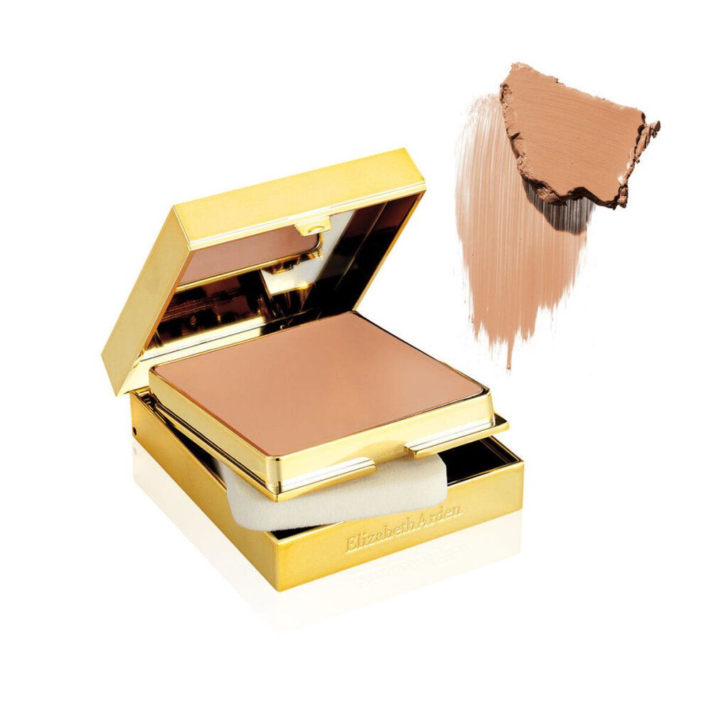 Geöffnete, goldfarbene Make-up-Kompaktverpackung mit Make-up und Schwamm. Daneben Make-up-Abstrich.