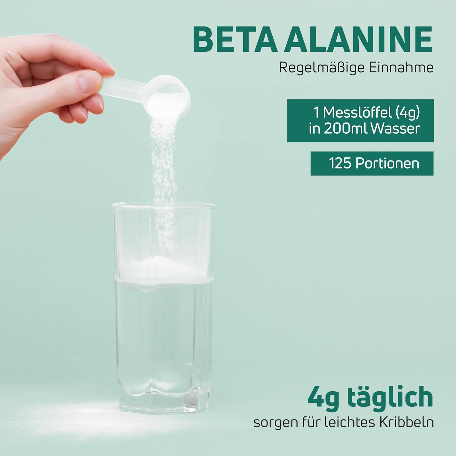 Glas mit Wasser, Pulver wird mit Messlöffel hinzugefügt. Text: 4g täglich, 125 Portionen. Aufschrift: 4g Beta Alanin.