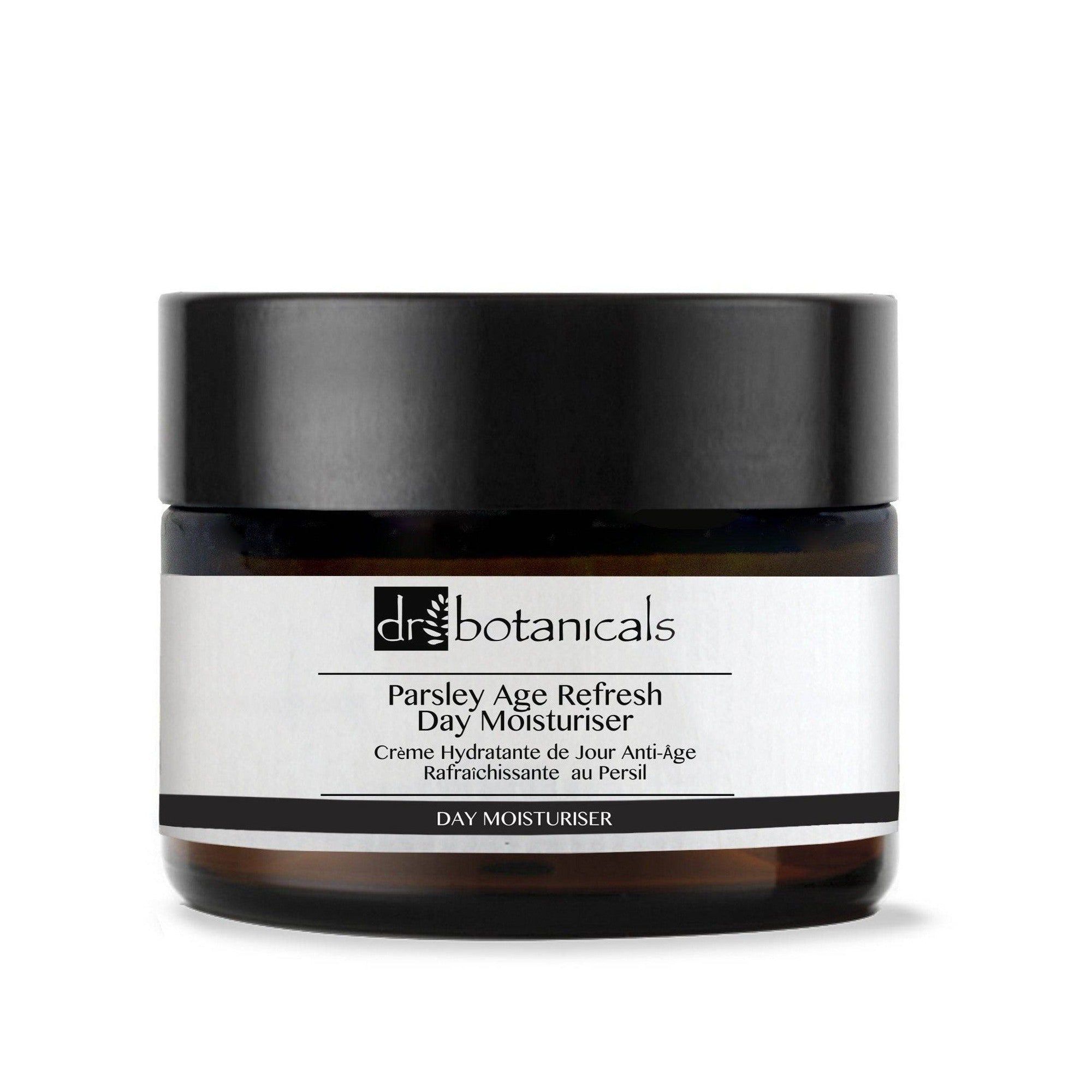 Braune Creme-Dose mit schwarzem Deckel. Auf dem Etikett steht "dr botanicals" und "Parsley Age Refresh Day Moisturiser".