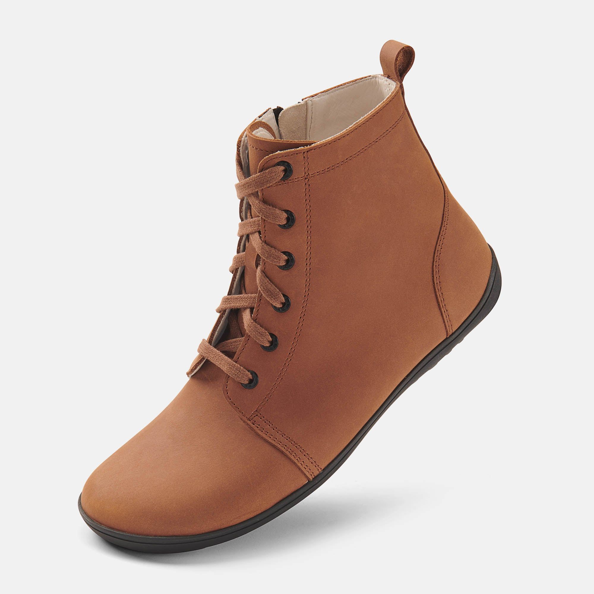 Braune Stiefelette, seitlich. Schnürung, Reißverschluss, schwarze Sohle. Helles Innenfutter. Obermaterial Leder.