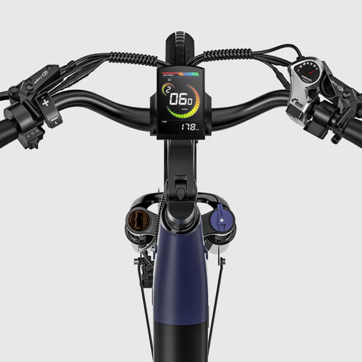 Fahrradlenker mit Display, Bedienelementen und Kabeln. Geschwindigkeitsanzeige und Akku-Informationen.