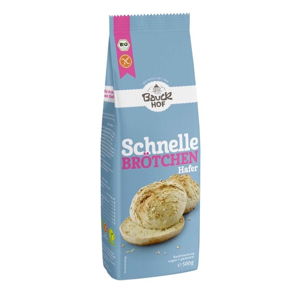 Bauckhof Schnelle Brötchen Hafer Backmischung mit belegten Brötchen auf einem Teller.