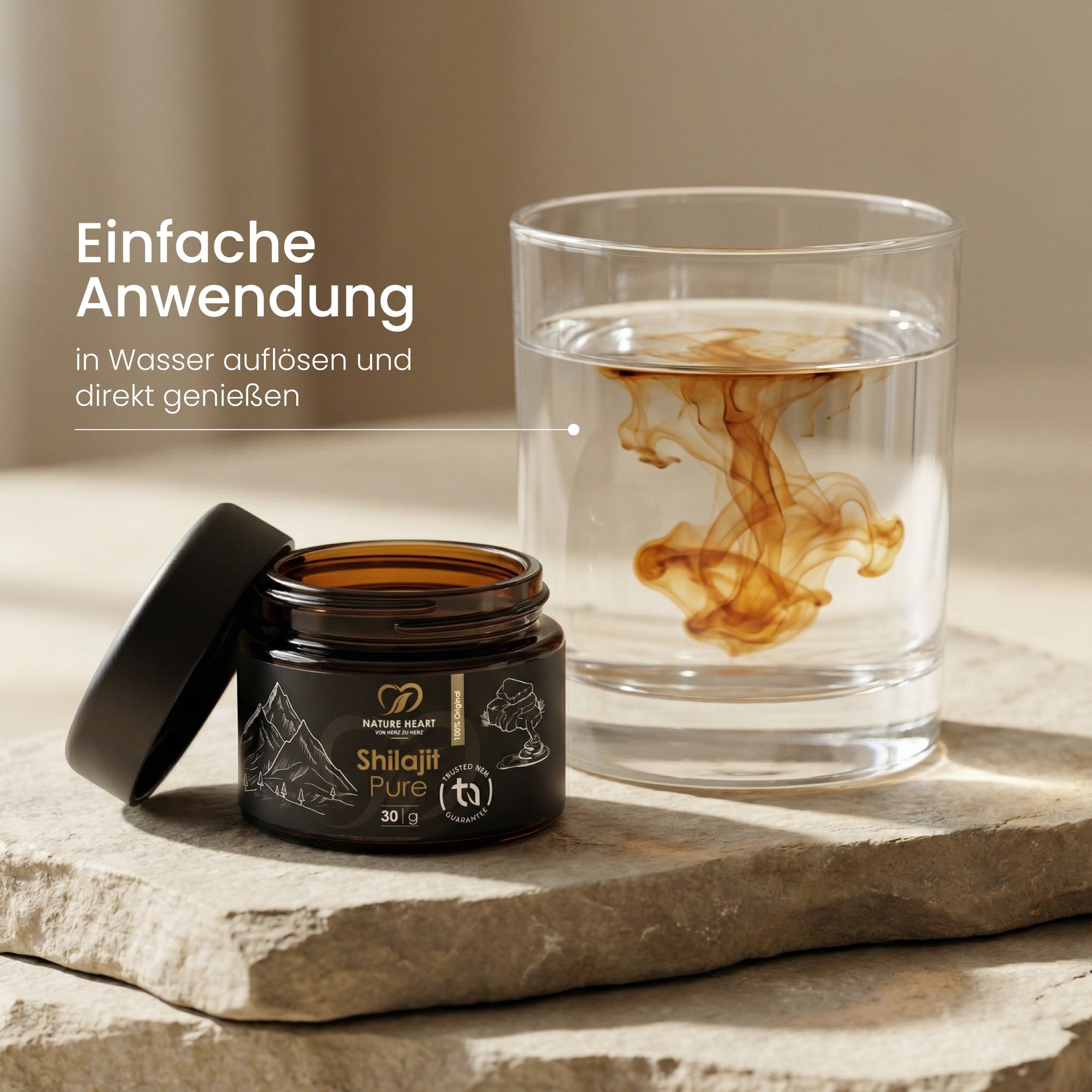 Glas mit Wasser und brauner Flüssigkeit. Daneben Dose mit schwarzem Deckel. Aufschrift: Shilajit Pure, 30g, Nature Heart.
