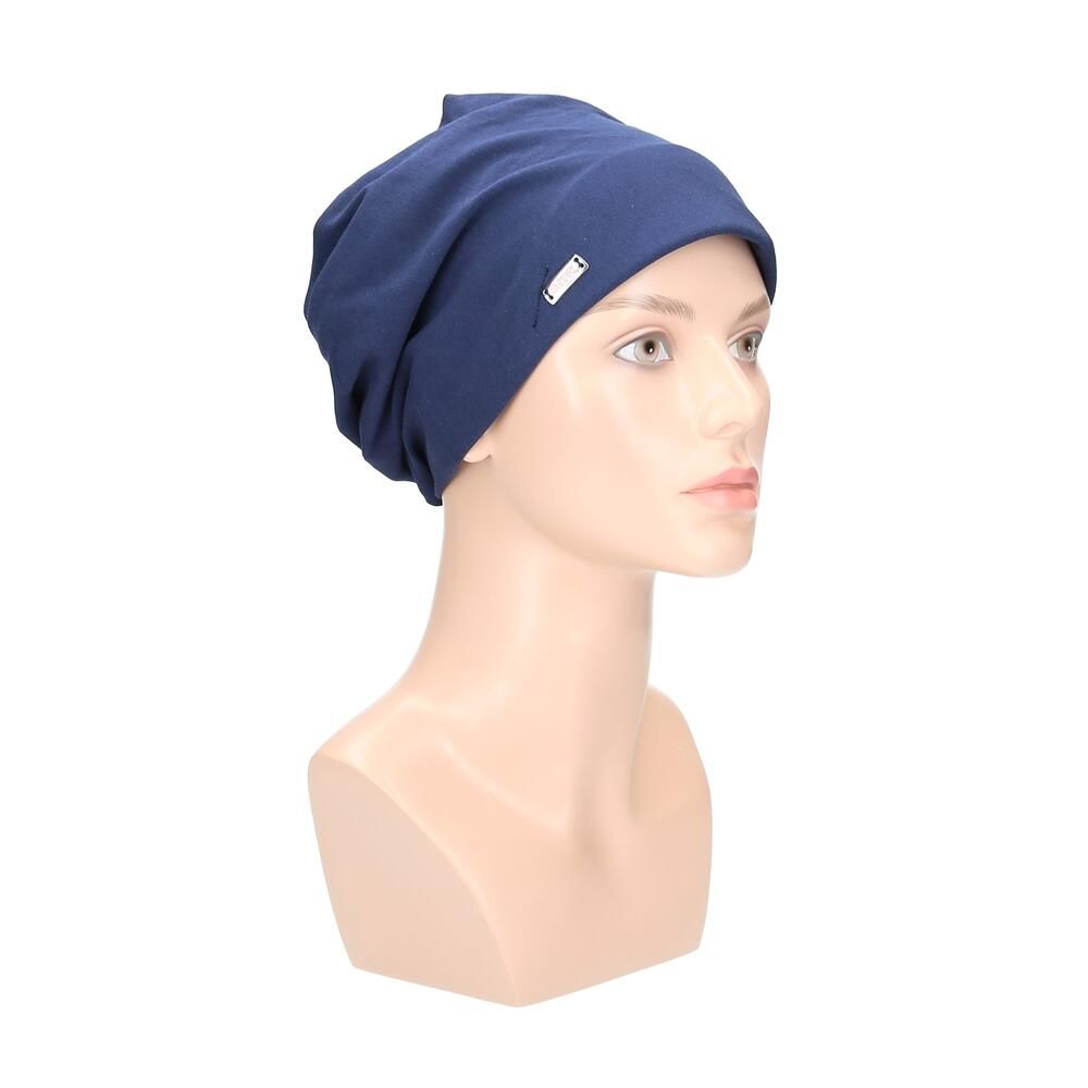 Marinefarbener Turban auf einer Büste. Seitenansicht.