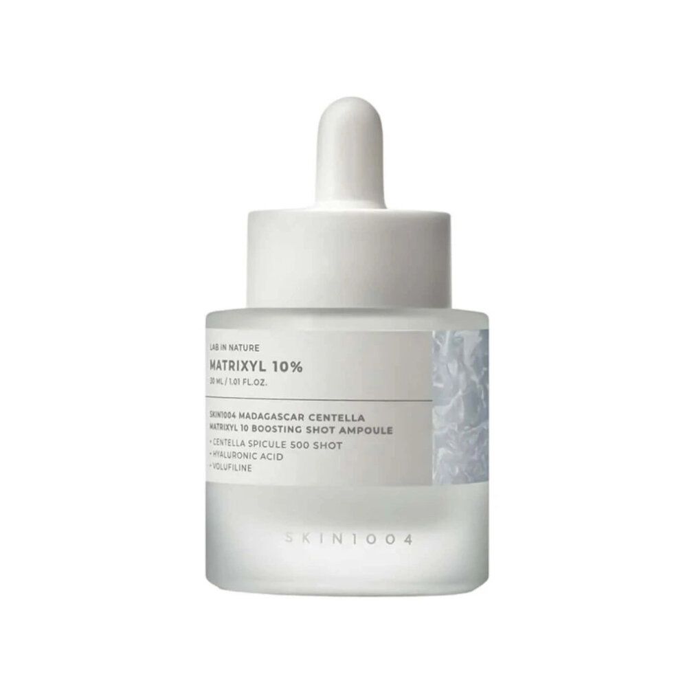 Mattes Glasfläschchen mit Pipettenverschluss, enthaltend ein klares Serum. Beschriftung zeigt 'SKIN1004', 'Hyalu-Cica' und 'Matrixyl 10%'.