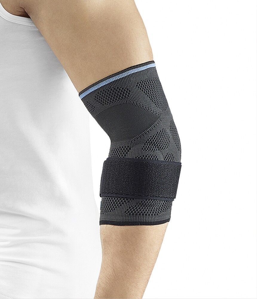 Ellenbogenbandage am Arm. Grau-schwarz, mit Klettverschluss. Blaue Akzentlinie. Auf dem Arm getragen.