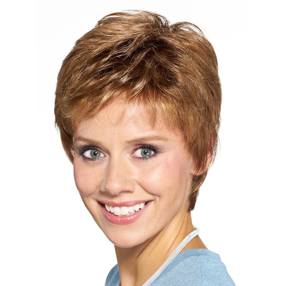 Kurzhaarperücke, goldbraun, Frontalansicht einer Frau. Hellblauer Pullover, weißer Hintergrund.