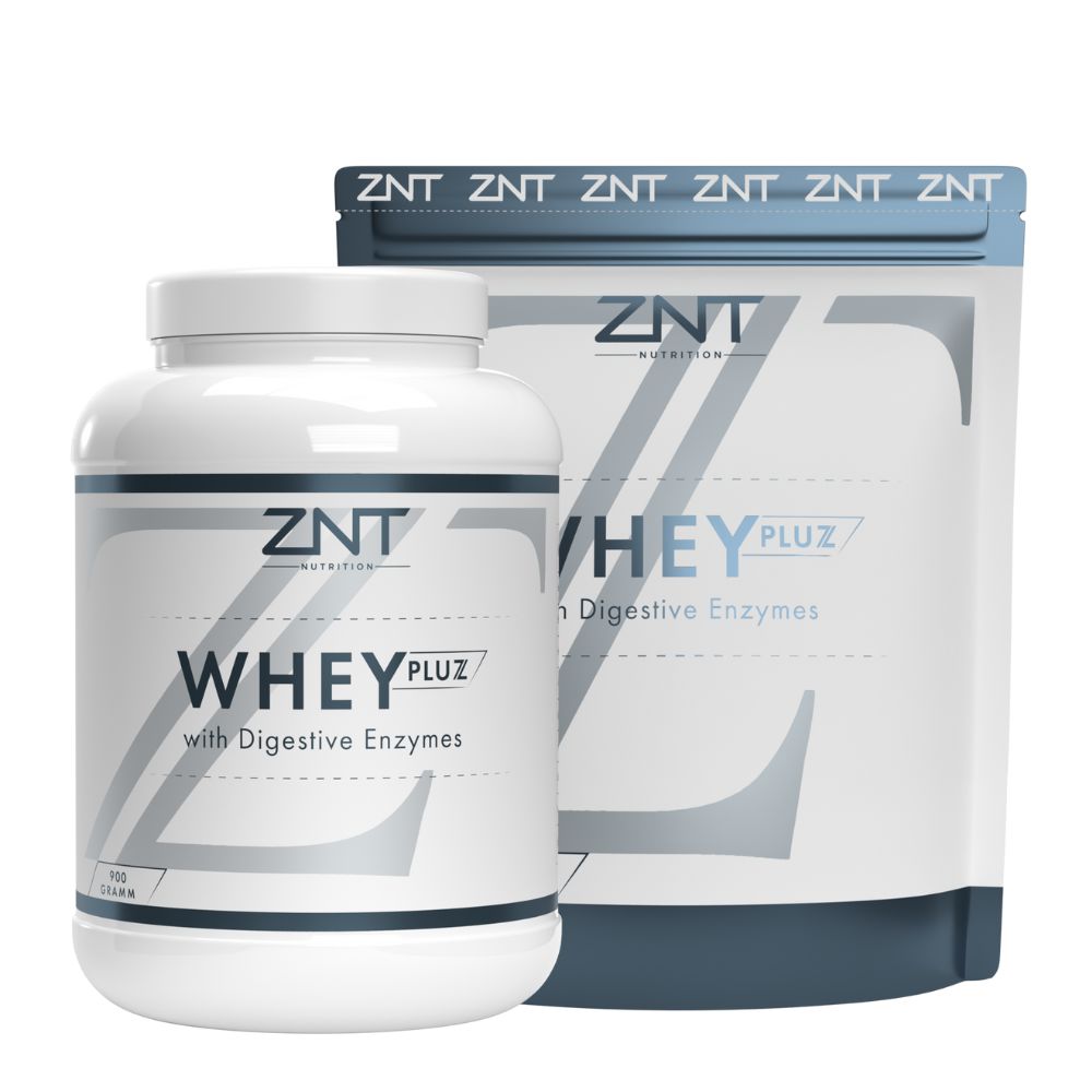 Zwei Behälter mit der Aufschrift "WHEY PLUZ". Ein Behälter ist eine weiße Flasche, der andere ein Beutel. Beide tragen das Logo "ZNT Nutrition".