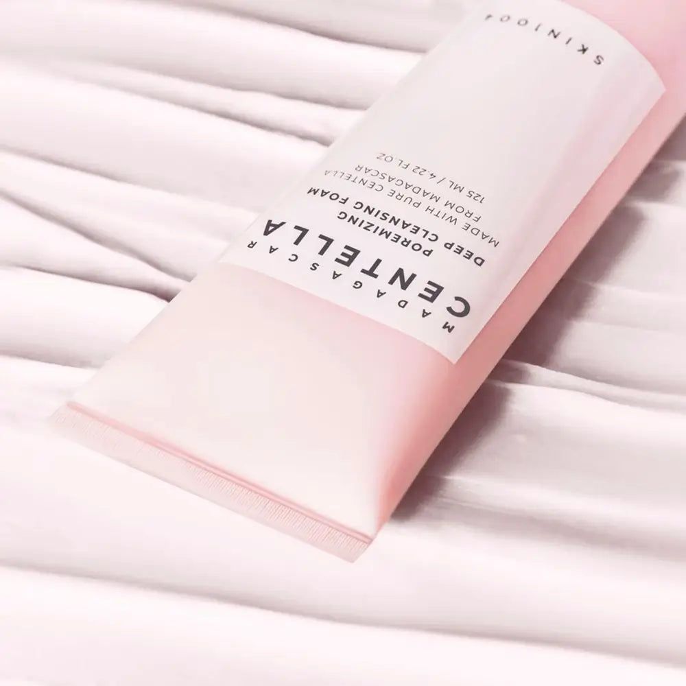 Nahaufnahme einer rosa Tube mit Produktnamen und Logo. Text auf der Tube.