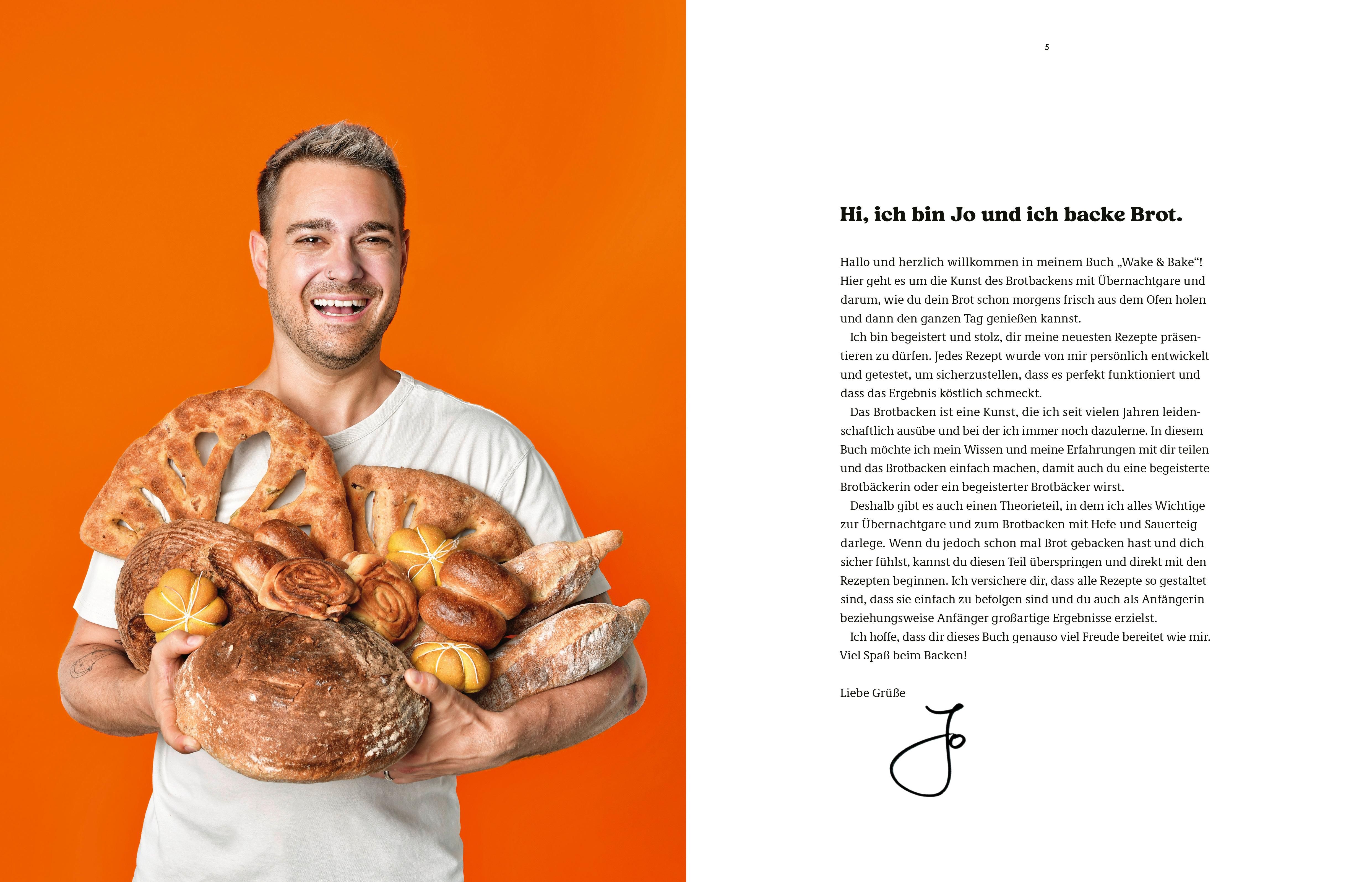 Buch: "Wake & Bake". Autor hält Brot in den Händen. Text auf Deutsch. Orangefarbener Hintergrund.