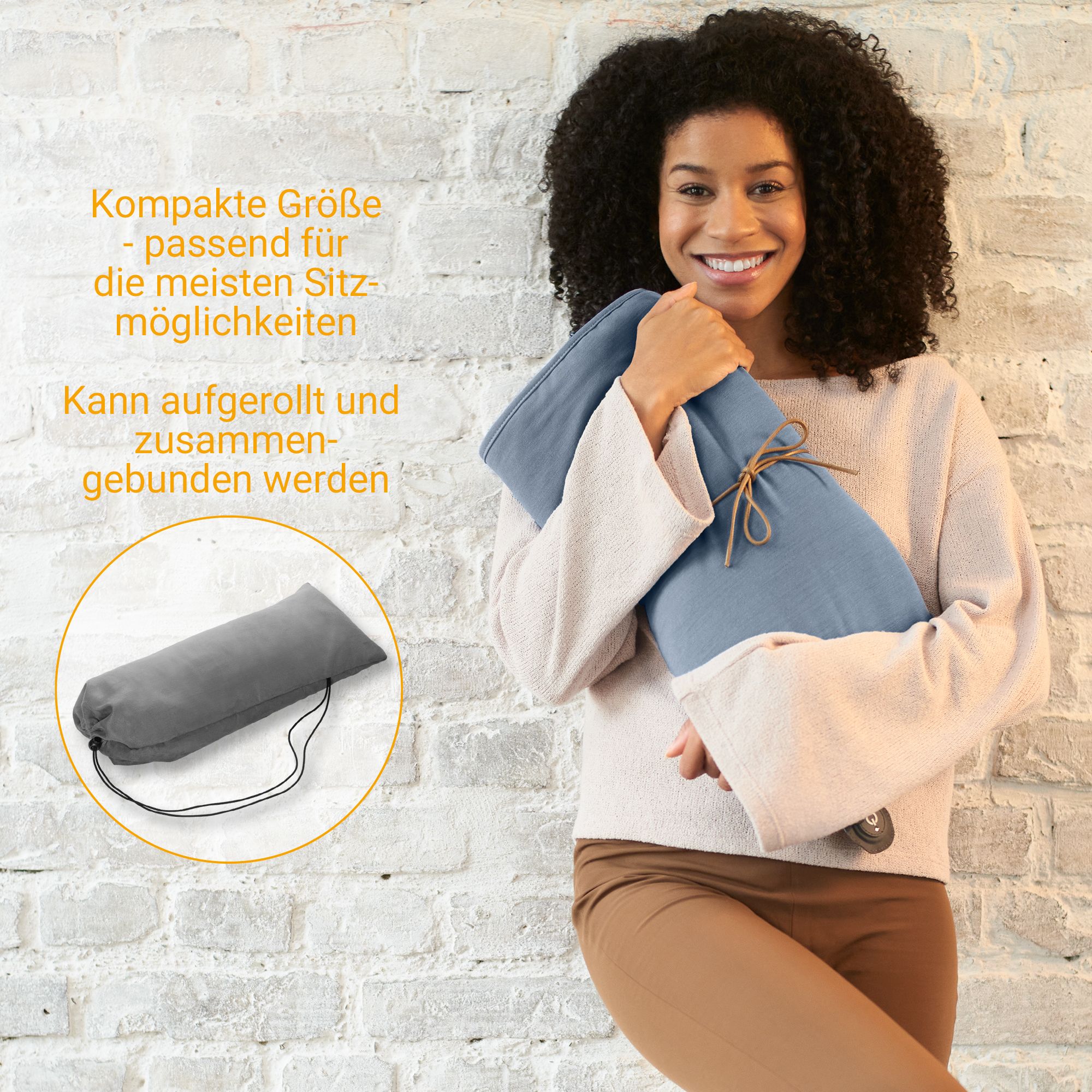 Frau hält aufgerollte blaue Heizdecke mit Band.
