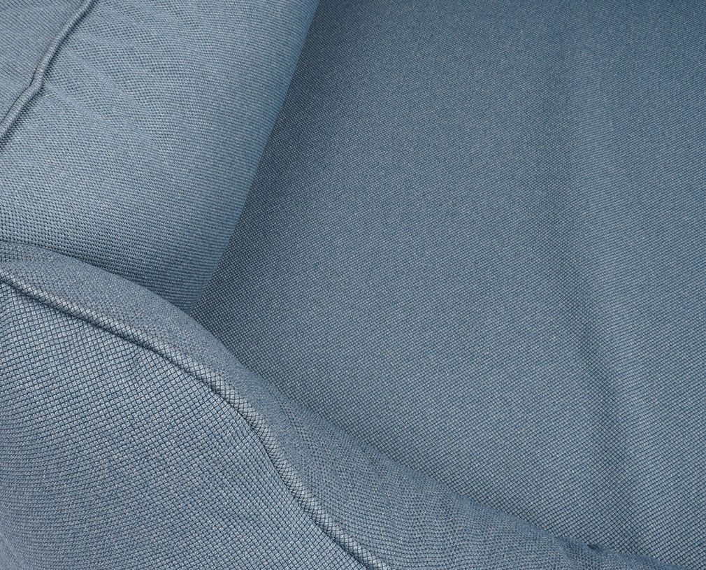 Nahaufnahme des blauen Stoffes des Hundebetts Leon. Sichtbare Nähte.
