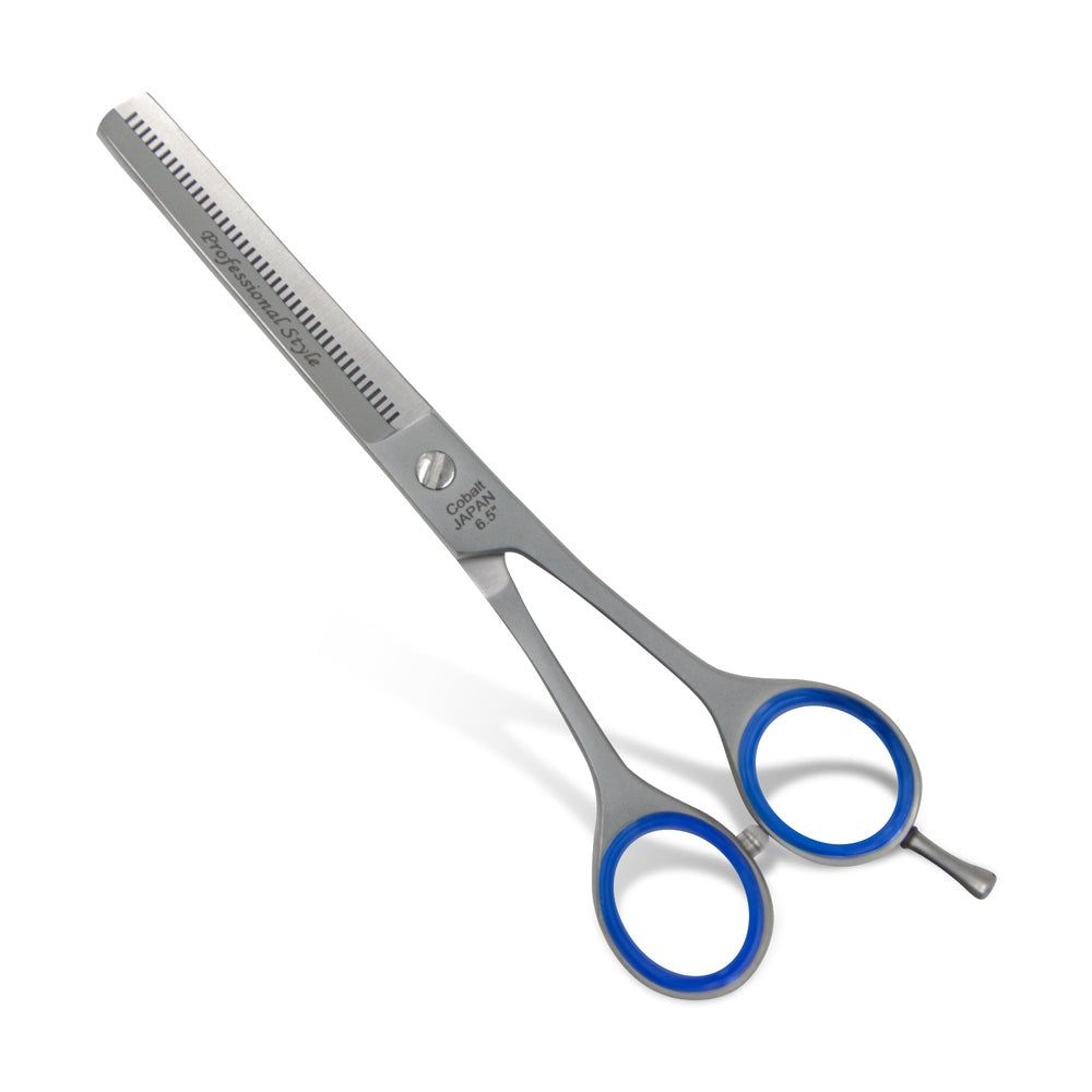 Effilierschere mit blauen Ringen. Text: Cobalt Japan 6.5. Klingen mit Zähnen. Ergonomisches Design.