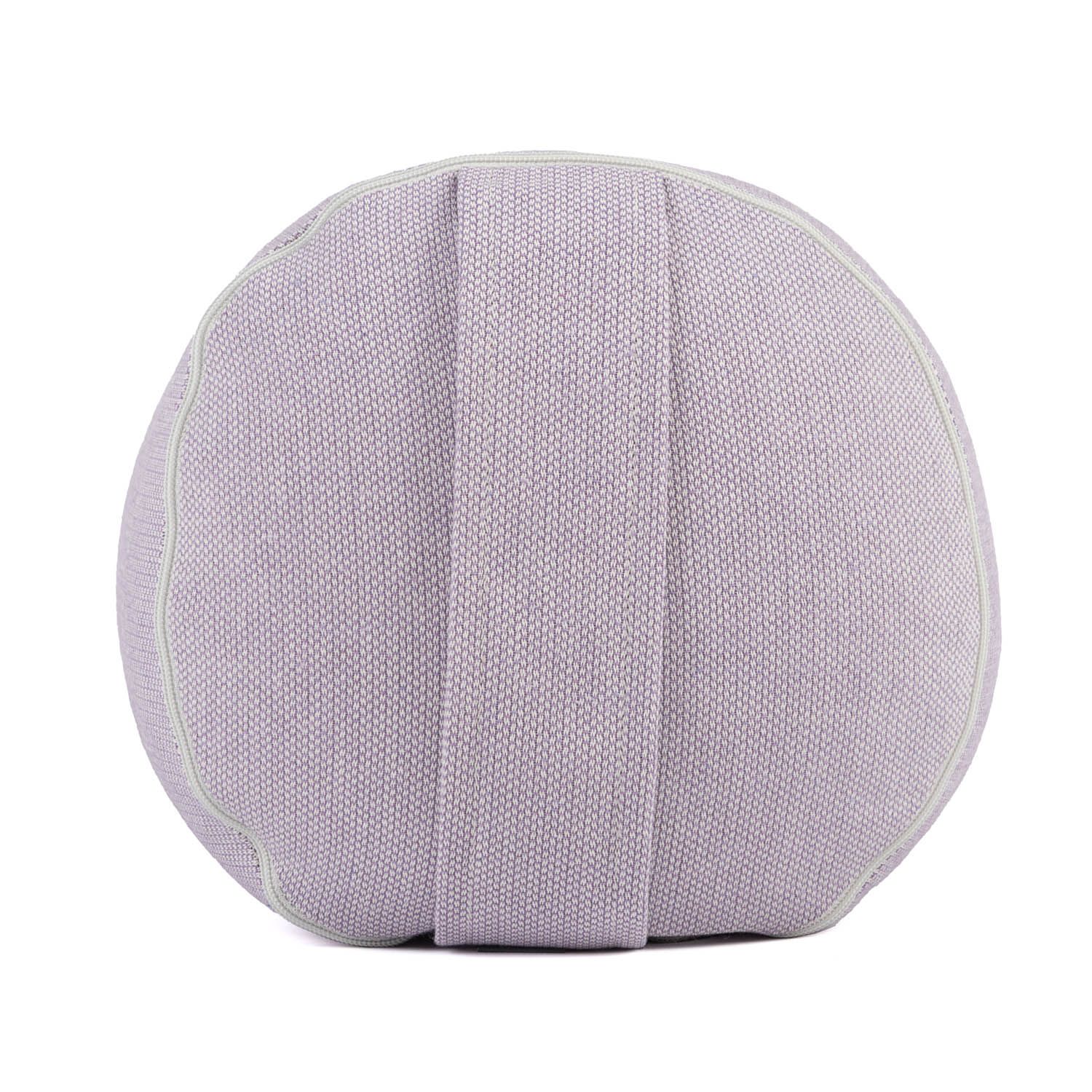 Endansicht eines Yoga-Bolsters. Hellvioletter Stoff mit vertikalen Nähten. Hellgraue Paspelierung.