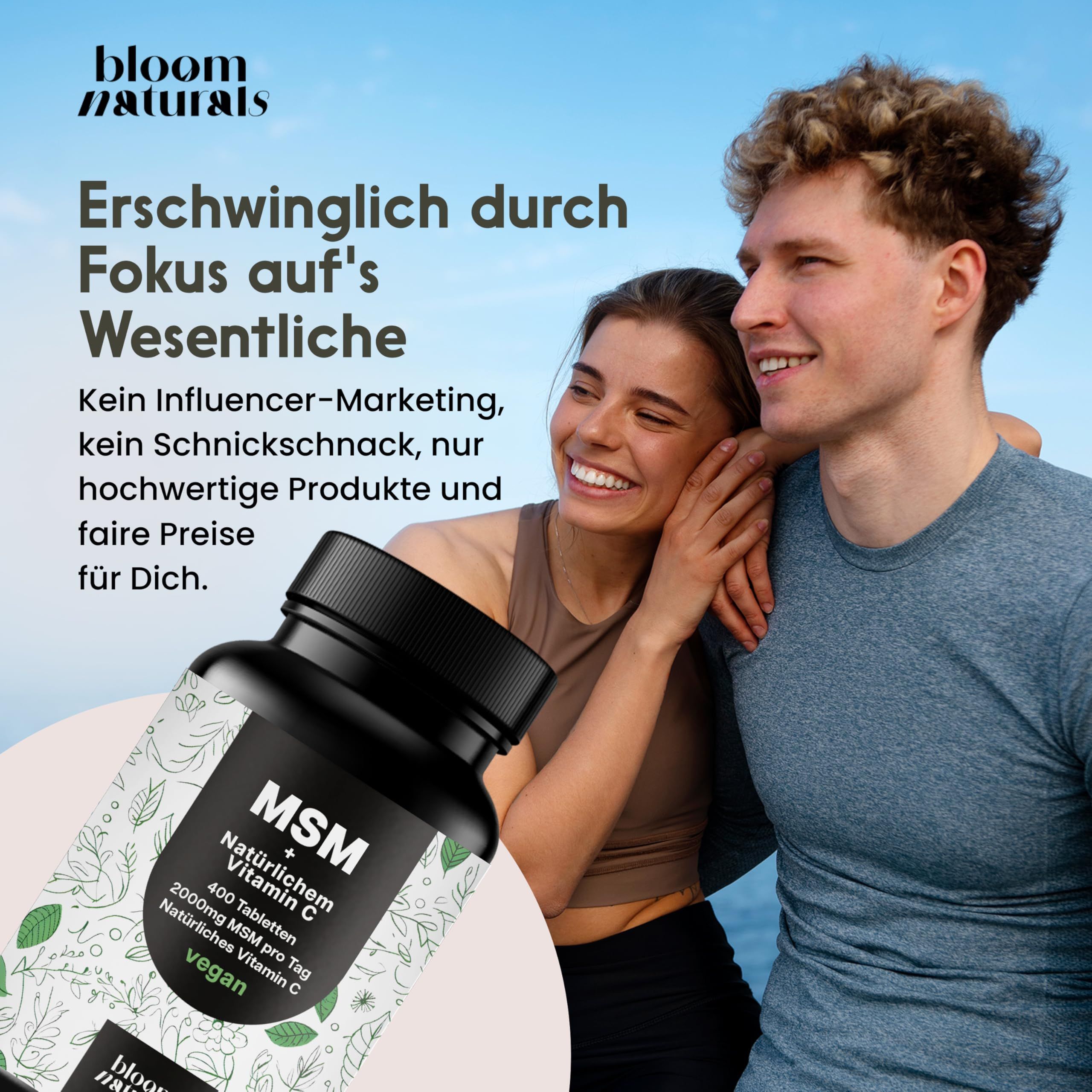 Ein Mann und eine Frau lächeln. Eine Flasche MSM Tabletten ist im Vordergrund. Text: Erschwinglich durch Fokus auf's Wesentliche.
