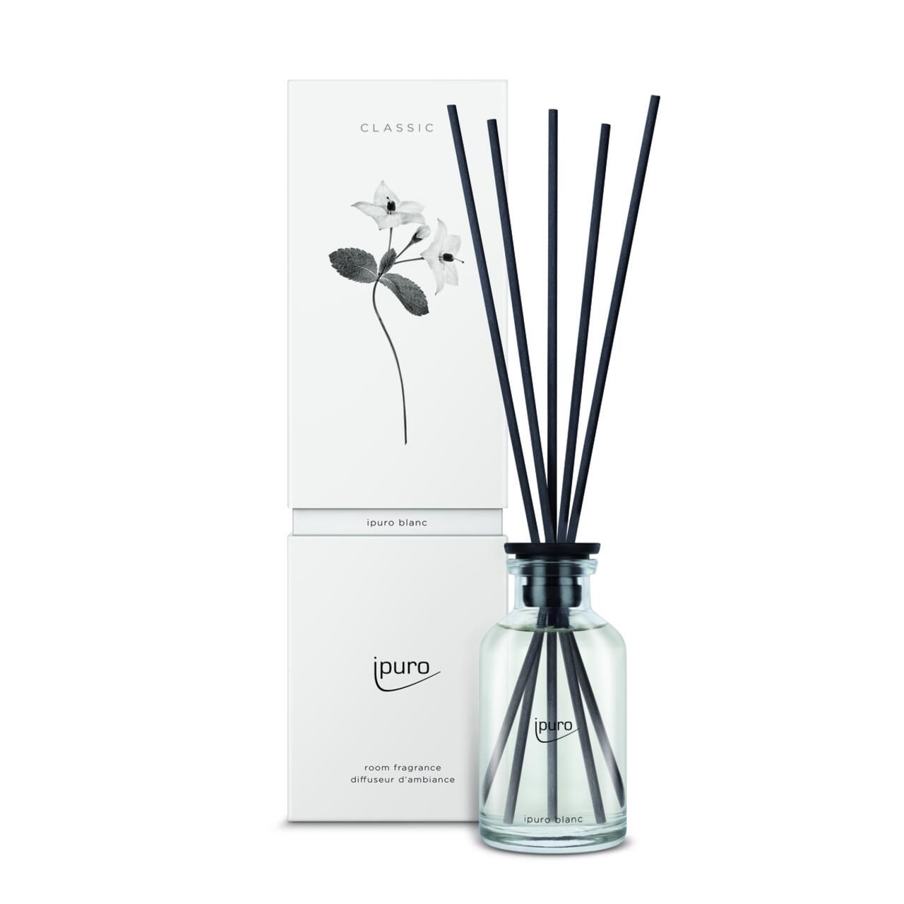 Raumduft-Set mit Glasflakon, schwarzen Stäbchen und Verpackung. Aufschrift: Ipuro, Classic Blanc.