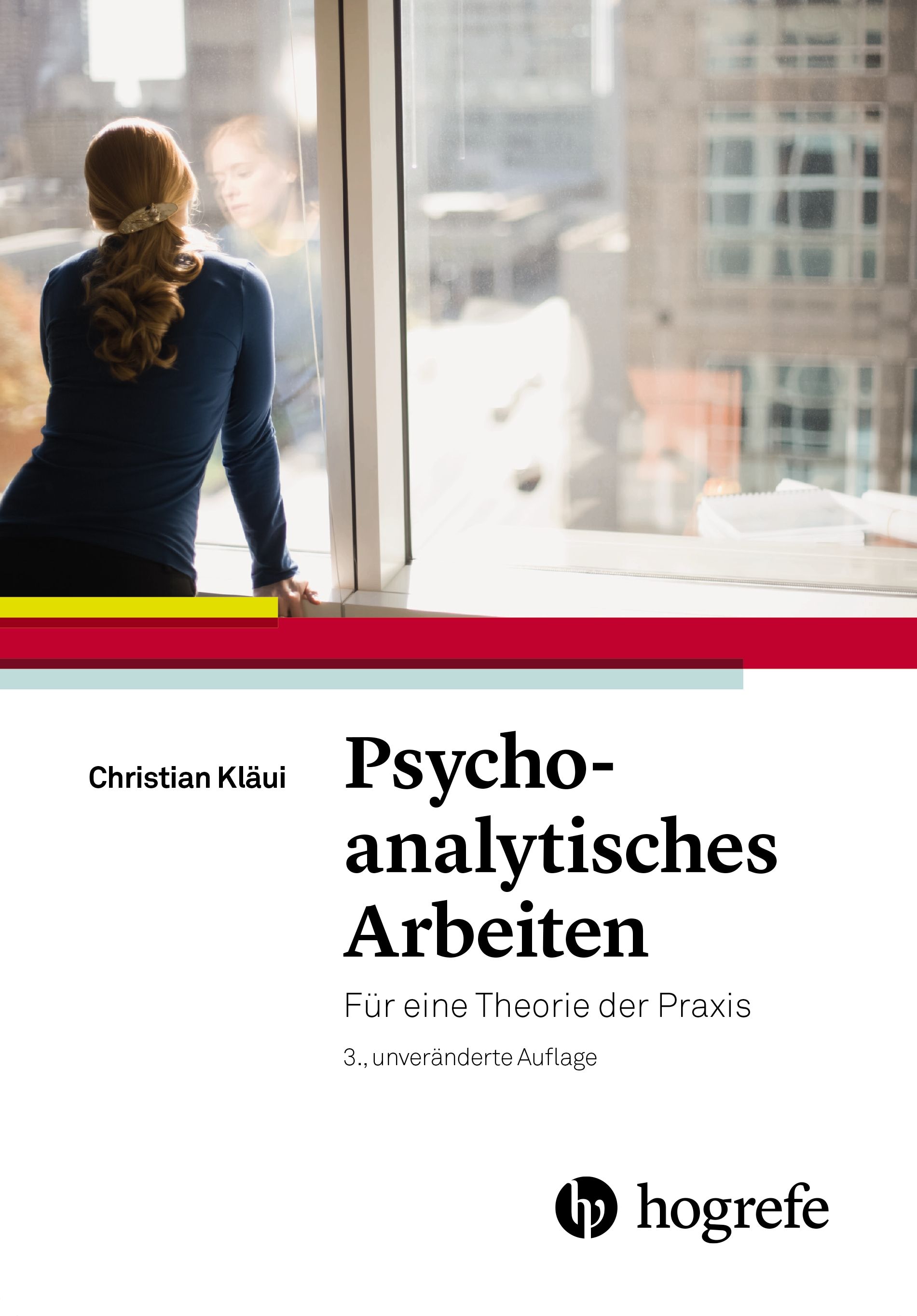 Buchcover: Psychoanalytisches Arbeiten. Autor: Christian Kläui. Verlag: Hogrefe. Titel in Schwarz auf weißem Hintergrund. Frau am Fenster.