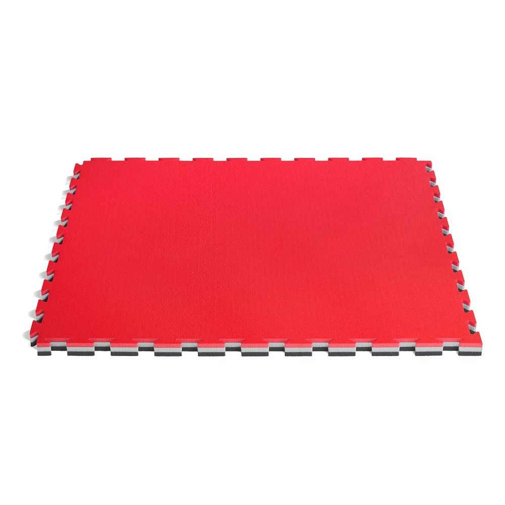 Rote, rechteckige Fitnessmatte. Ineinandergreifendes Design mit schwarzen, grauen und roten Schichten.