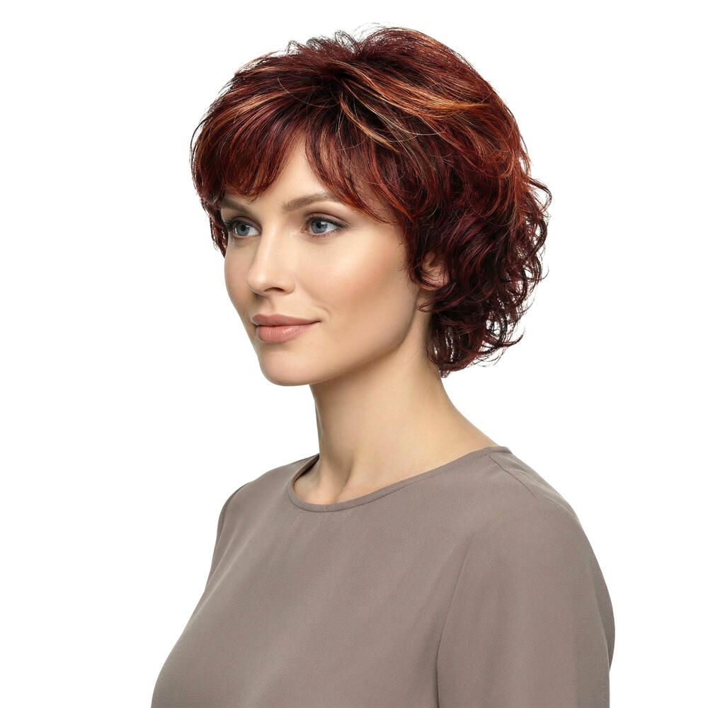 Kurzhaarperücke mit braun-roten Farbtönen. Seitenansicht. Die Perücke hat einen Pony und ist auf einer Person getragen.