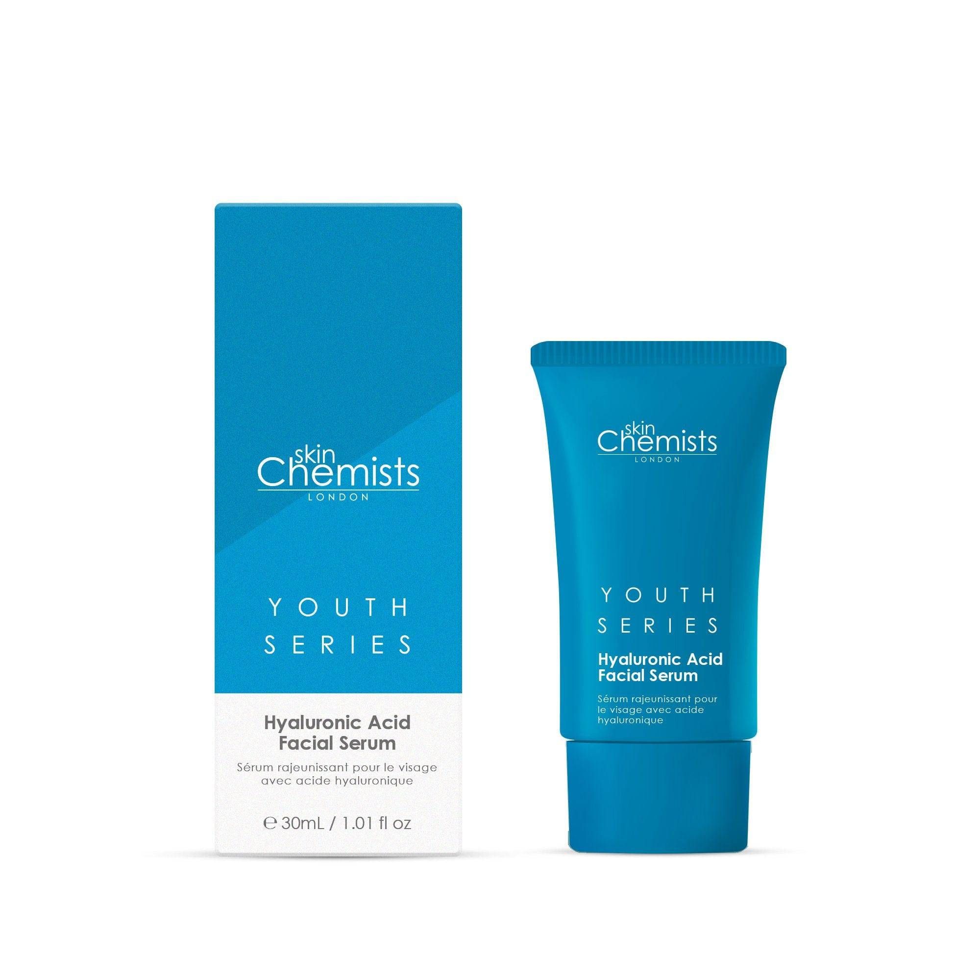 Blaues Serum in Tube und Schachtel. Schriftzug: skinChemists, Youth Series, Hyaluronsäure Gesichtsserum.