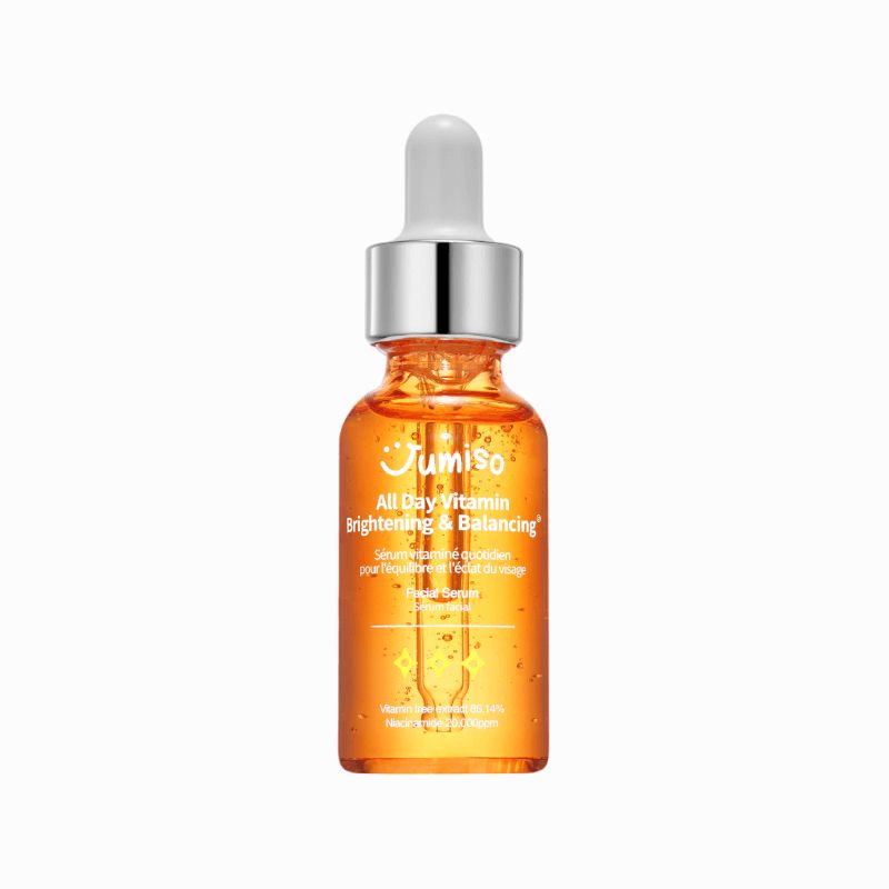 Serumflasche mit Pipette. Orangefarbenes Serum, silberne Kappe. Aufschrift: JUMISO All Day Vitamin Brightening & Balancing.