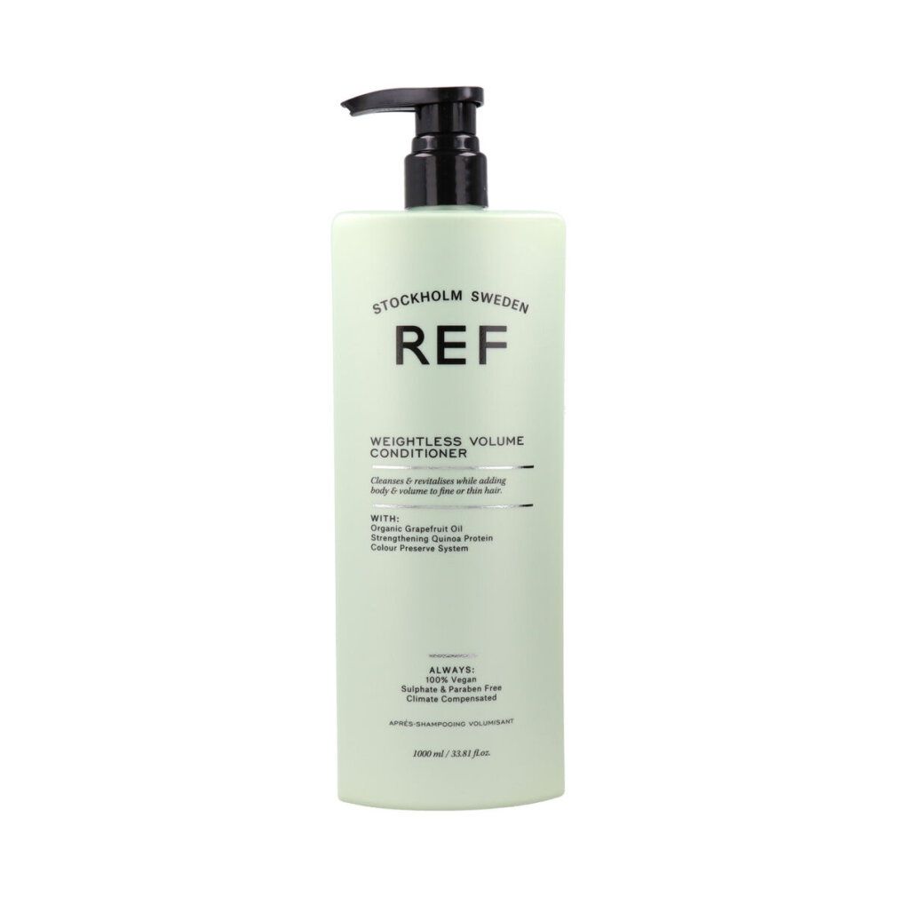 Hellgrüne Flasche mit schwarzem Pumpkopf. Aufschrift: REF WEIGHTLESS VOLUME CONDITIONER. Text: 100% Vegan, Sulphate & Paraben Free.