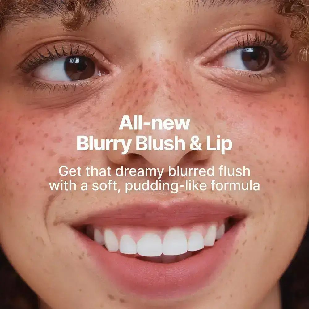 Nahaufnahme eines lächelnden Gesichts mit rosa Lippen und Wangen. Text: Blurry Blush & Lip.