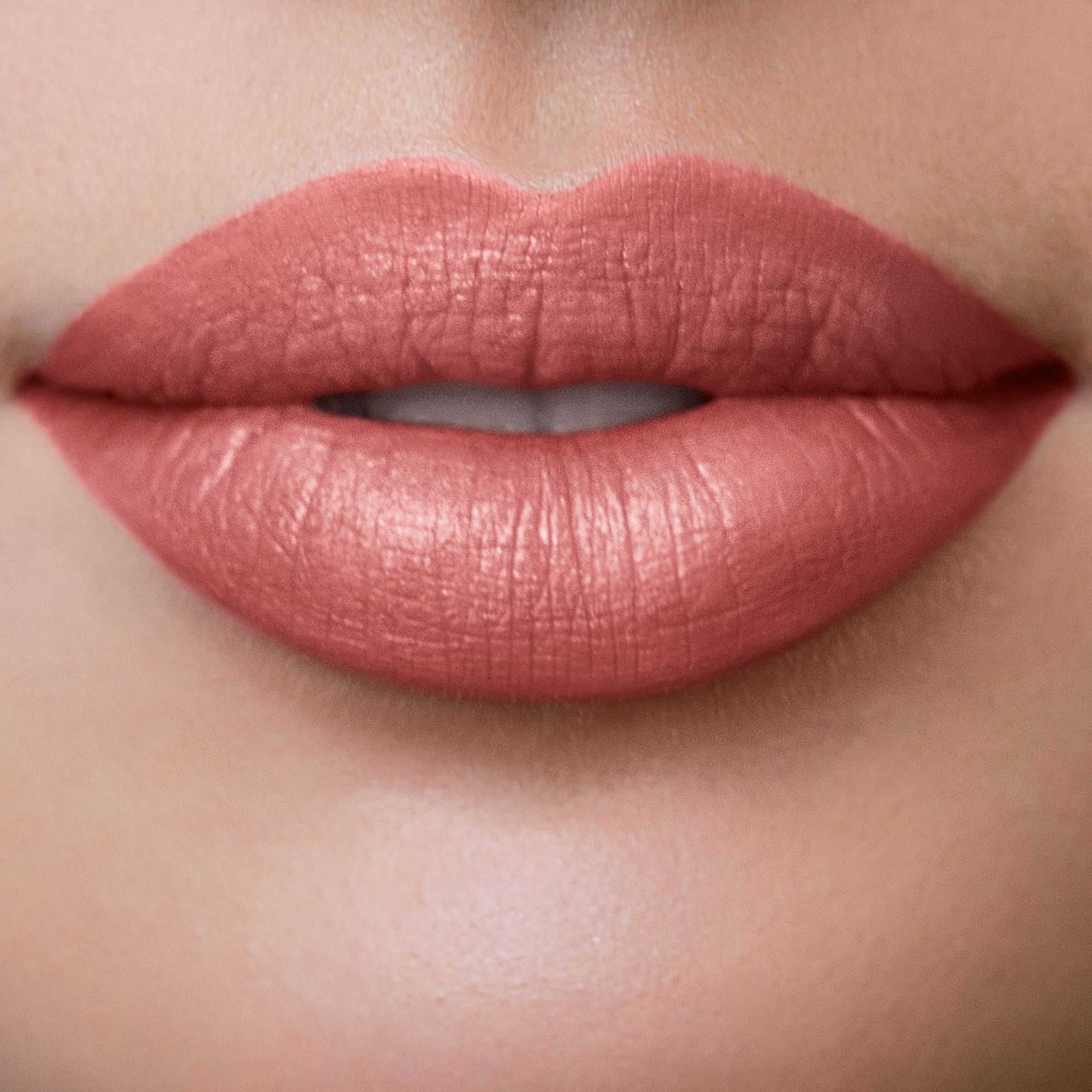 Nahaufnahme von Lippen, die mit ziegelrotem Lippenstift geschminkt sind.