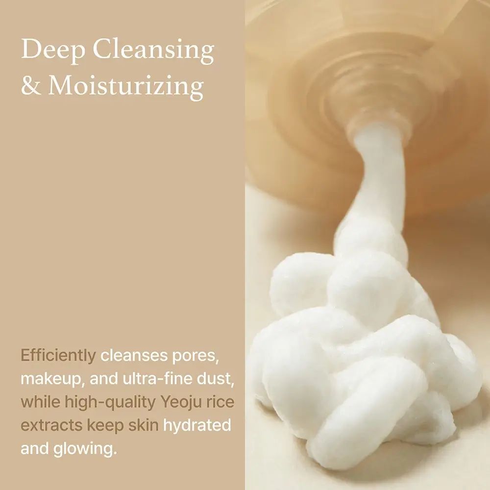 Nahaufnahme: Reinigungsschaum, der aus einer Tube quillt. Text: 'Deep Cleansing & Moisturizing'.